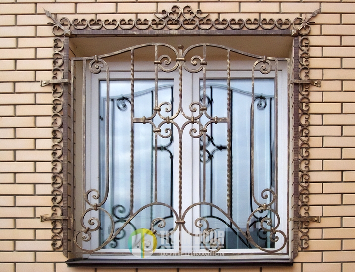 Стальная решетка на окно из кованых элементов Стальная решетка на окно из кованых элементов