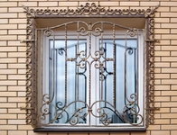 Стальная решетка на окно из кованых элементов