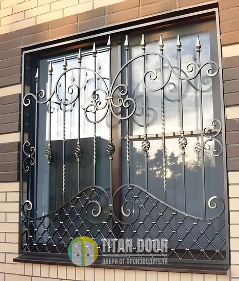 Металлическая кованая решетка для окна с патиной