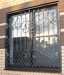 Металлическая кованая решетка для окна с патиной
