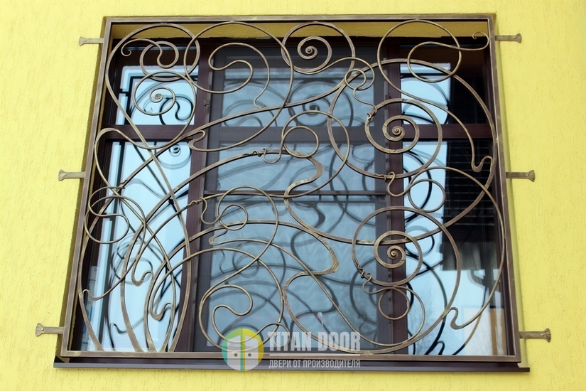 Стальная кованая решетка на окно частного дома