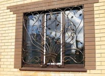Металлическая решетка для окон из кованых элементов