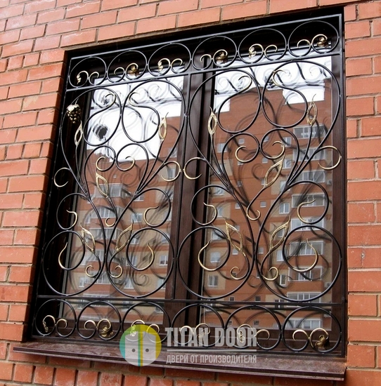 Стальная решетка на окно частного дома с ковкой и патиной