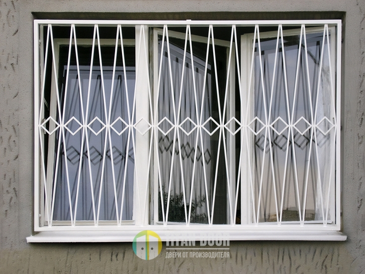 Сварная решетка на широкое окно с белым окрашиванием Сварная решетка на широкое окно с белым окрашиванием