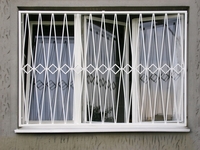 Сварная решетка на широкое окно с белым окрашиванием