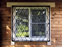 Решетка сварного типа на окно дачного дома