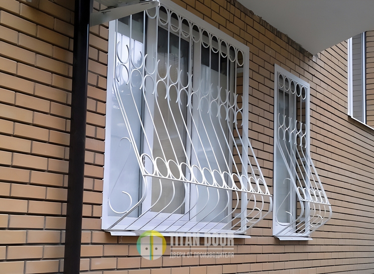 Стальная сварная решетка дутой формы с белой покраской Стальная сварная решетка дутой формы с белой покраской