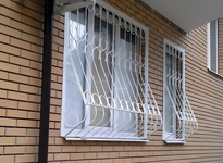 Стальная сварная решетка дутой формы с белой покраской